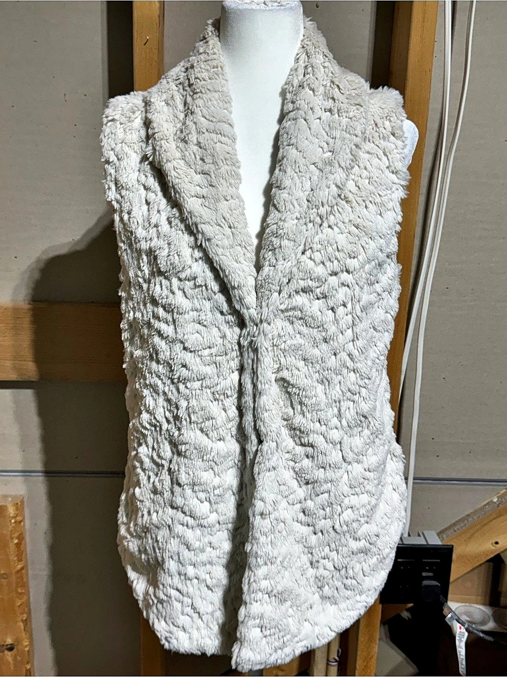 dylan Faux Fur Vest in White Size Small Like New